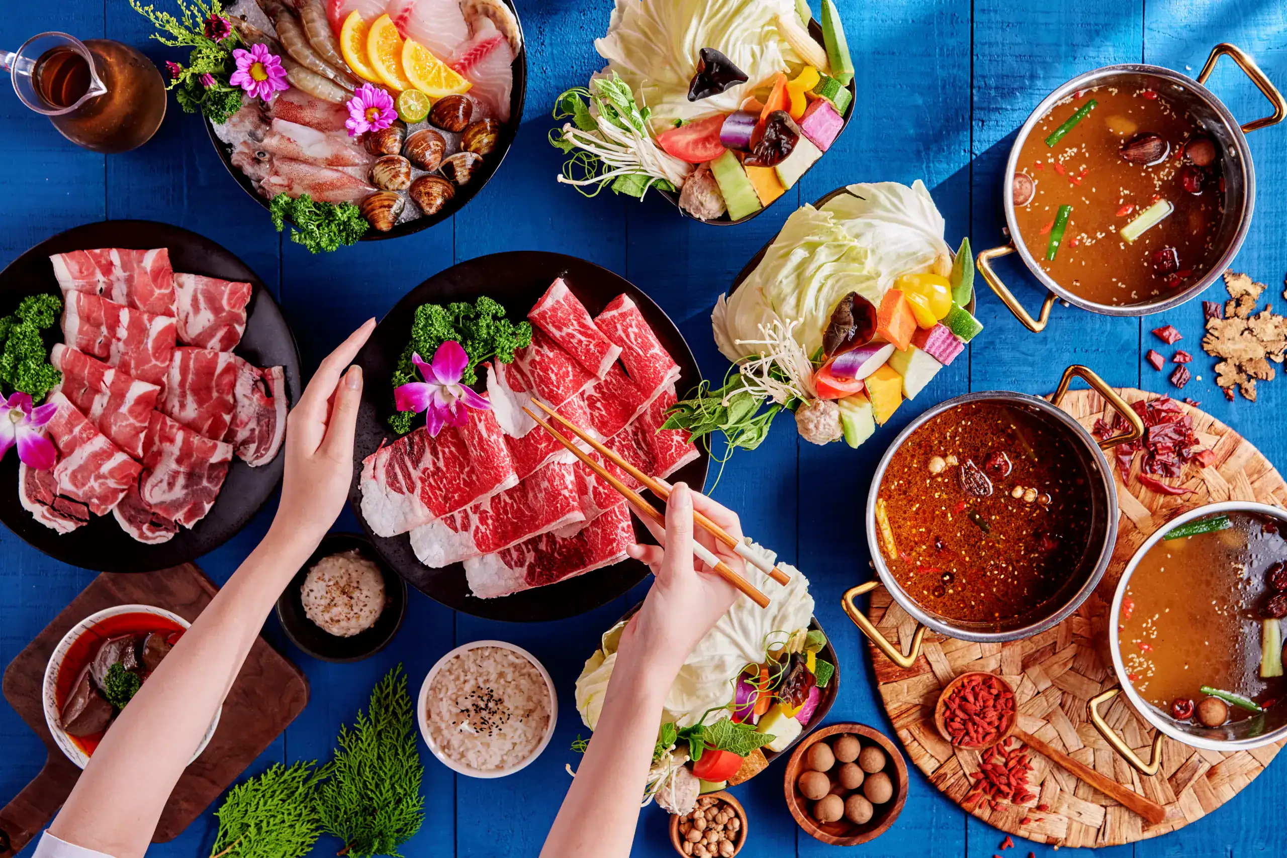 健康火鍋點餐技巧，搭配肉品、蔬菜與清爽湯底的用餐情境