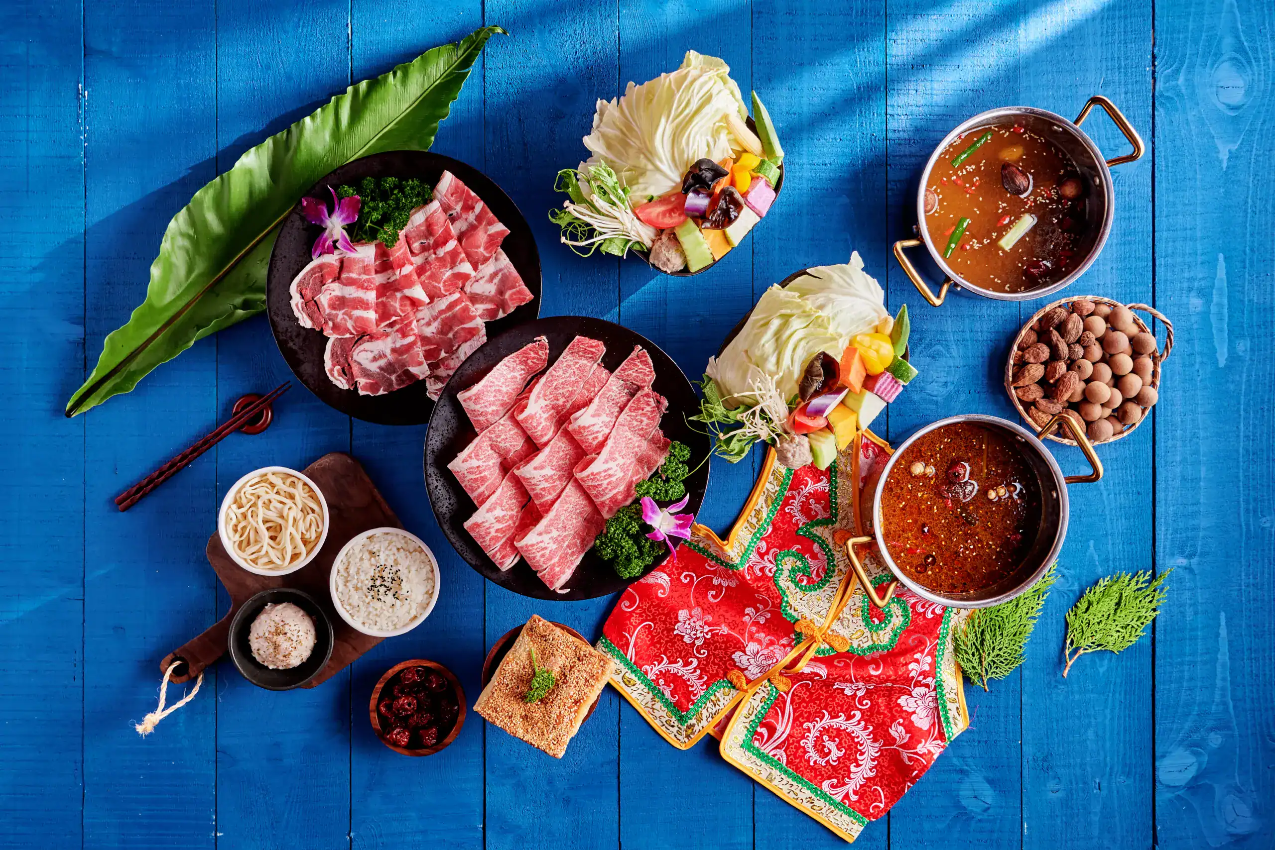 草原風蒙古火鍋用餐情境，一人一鍋搭配肉品與新鮮蔬菜